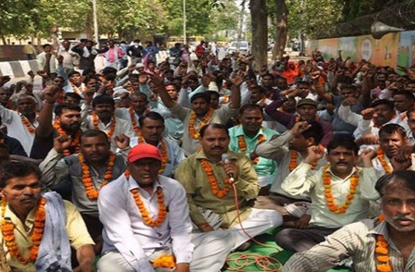 सफाई कर्मियों की हड़ताल सफाई कर्मियों की हड़ताल पर सरकार का पलटवार, हरियाणा की पालिकाओं में बंद होगी ठेकेदारी प्रथा