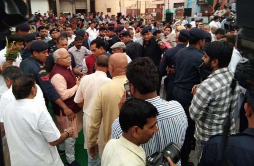 Manohar lal khattar हिसार में सीएम खट्टर पर फैंका काला तेल, आरोपी काबू