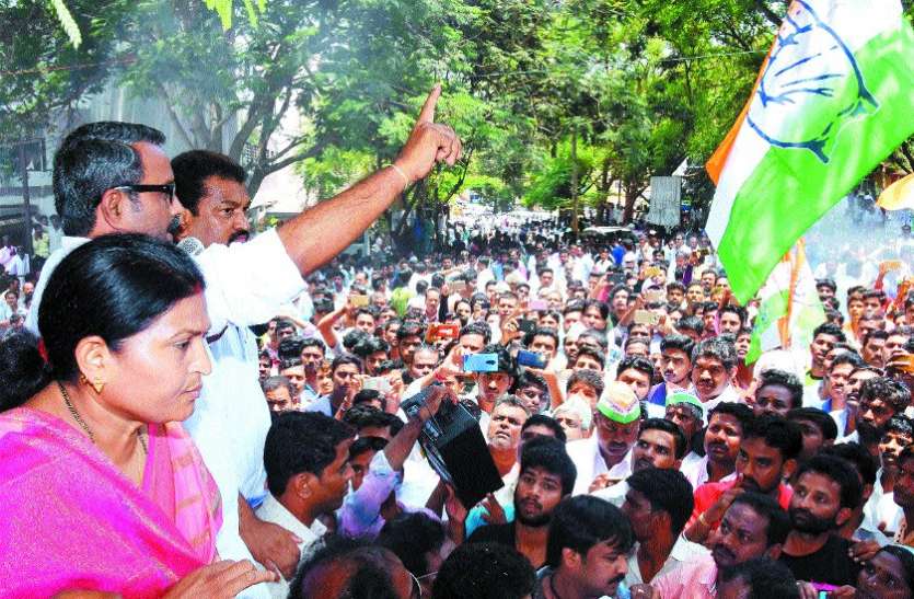 कांग्रेस ने जिलाधिकारी कार्यालय के सामने दिया धरना कांग्रेस ने जिलाधिकारी कार्यालय के सामने दिया धरना