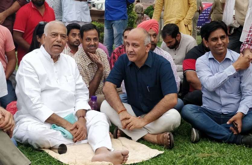 yashwant sinha कर्नाटक ड्रामे के खिलाफ यशवंत सिन्हा ने खोला मोर्चा, अनिश्चितकालीन धरने पर बैठे
