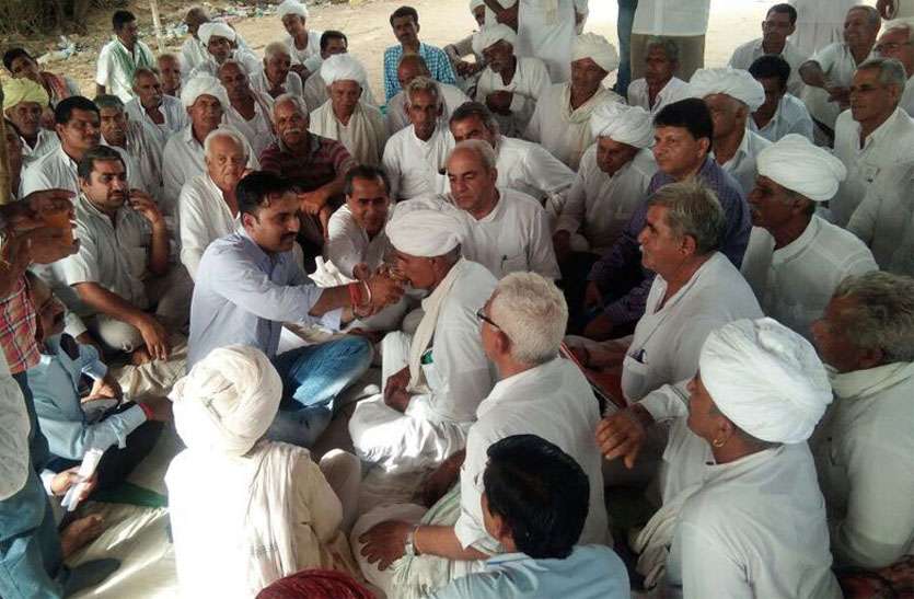 Farmers strike किसानों ने बीमा क्लेम मिलने पर उठाया धरना