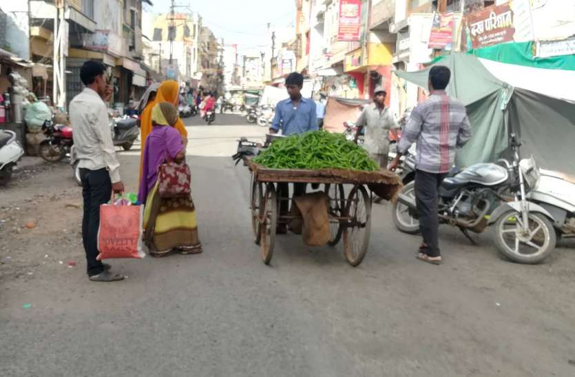 pratapgarh गली-सडक़ों पर चल रही अस्थाई सब्जी मंडियां