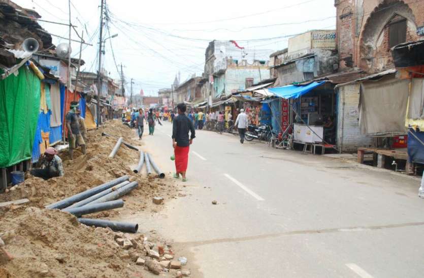 Officials in development work in Ayodhya are negligent अंडरग्राउंड विद्युतीकरण योजना ने रोकी अयोध्या के विकास की गति फिर से खोदनी पड़ेगी सड़क