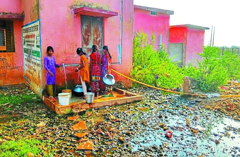 Bemetara Breaking news, Water Problem in Bemetara, PHE News In Bemetara दिखाया था मीठा पानी का सपना और नल से आ रहा गंदा व बदबूदार पानी