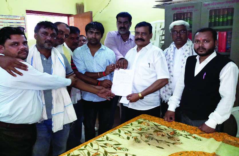CG Human Story : पीडि़त पक्ष ने वकीलों से लगाई गुहार बेटी को जलाने वालों की पैरवी न करें CG Human Story : पीडि़त पक्ष ने वकीलों से लगाई गुहार बेटी को जलाने वालों की पैरवी न करें