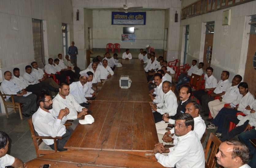 Two and a half hours of discussion in the presence of 235 advocates चेंजमेकर : 60 से अधिक अधिवक्ताओं ने बताया ऐसे करें स्वच्छ राजनीति, देखें VIDEO