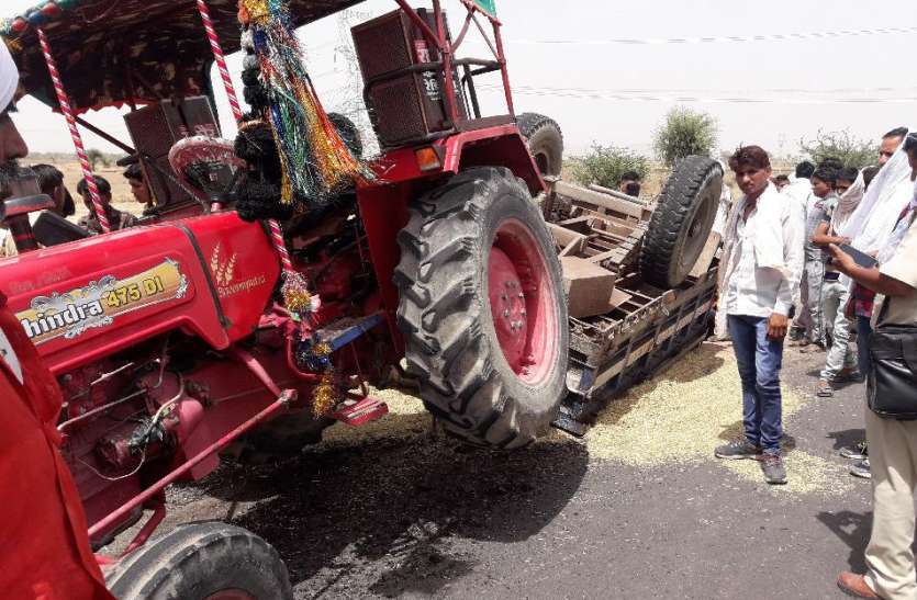 Elderly death due to overturning tractor-trolley near Mahapura village महापुरा गांव के पास ट्रैक्टर-ट्रॉली पलटने से वृद्धा की मौत, डेढ़ दर्जन से अधिक घायल