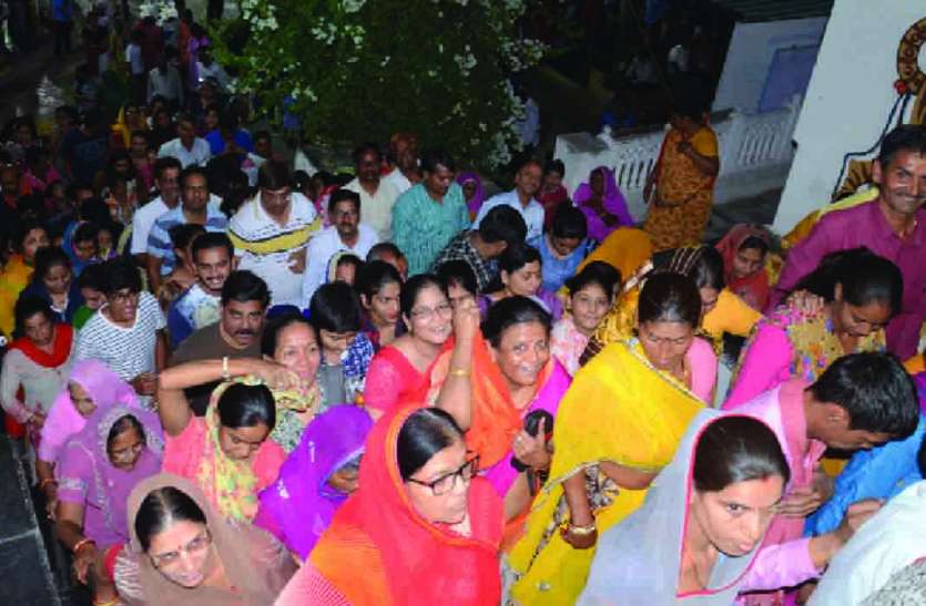 Rajsamand,Rajsamand Hindi news,Rajsamand local news,rajsamand latest news,Nathdwara,nathdwara news,rajsamand latest hindi news rajsamand,Latest News rajsamand,Latest hindi news rajsamand, हिंडोलने में झूला झुले श्रीनाथजी और कांच के बंगले में बिराजे श्री द्वारकाधीश
