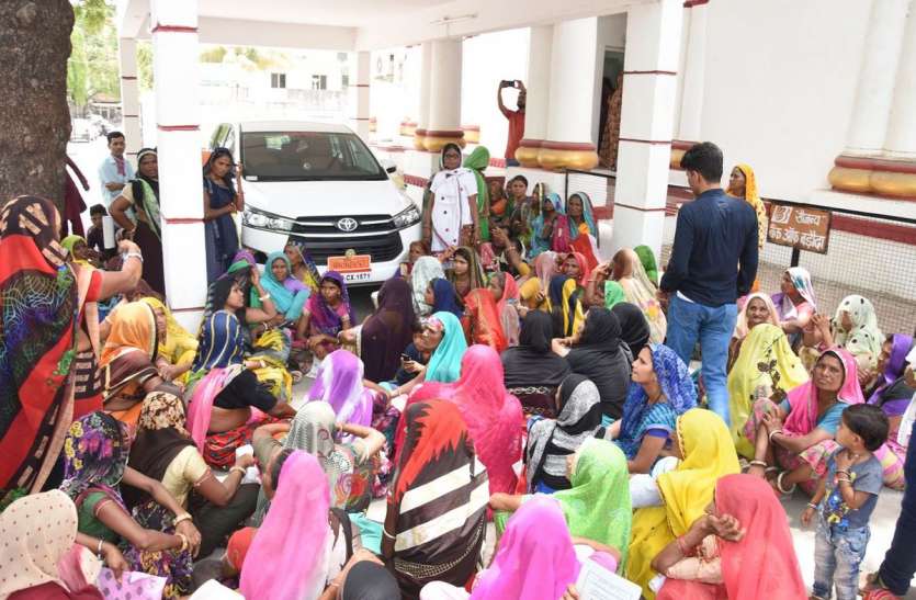 patrika झुलसा देने वाली धूप में पट्टों के लिए महिलाओं का पैदल मार्च