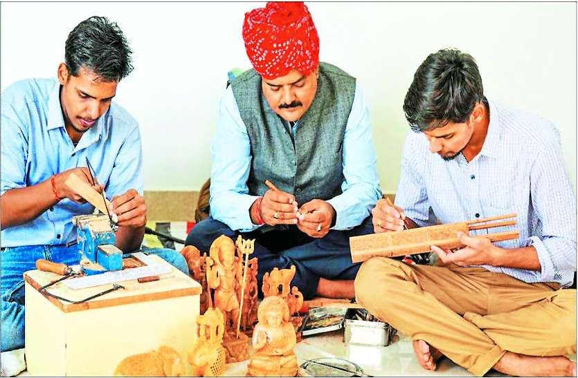 Jaipur News चार पीढिय़ों से कायम चंदन की लकड़ी पर कला