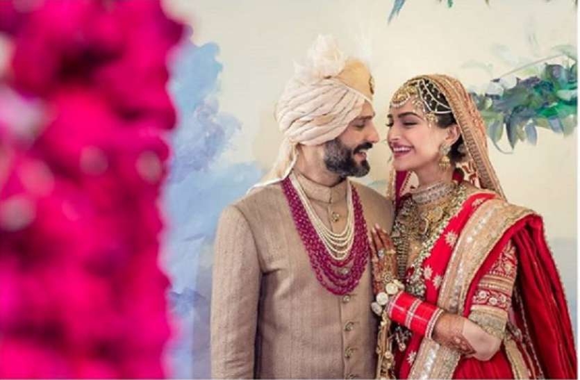 sonam kapoor ahuja wearing her mangalsutra on the wrist photo viral इंटरनेट पर सर्च की जा रही है सोनम कपूर के मंगलसूत्र की तस्वीरें, जाने क्या है खास