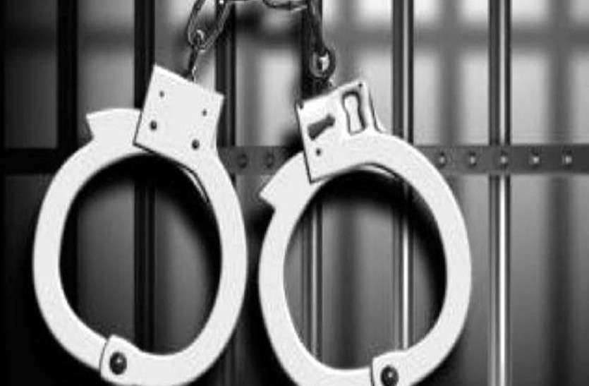 Bureaucratic surveillers arrested रिश्वत लेते सर्वेयर गिरपतार