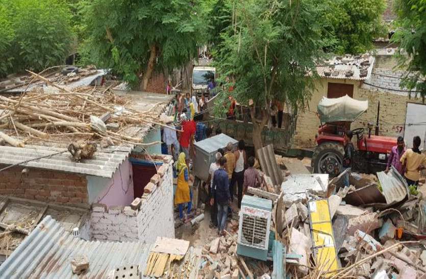 jda महिलाओं ने जेडीए पर बोला हमला...फोड़े मटकें, पढ़ें पूरा माजरा