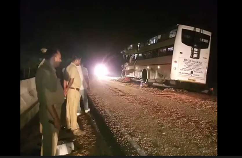 accident ओवरटेकिंग के चक्कर में बस और ट्रक में हुई भीषण टक्कर ,एक की मौत 10 घायल