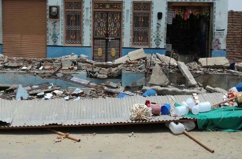 भरभरा कर गिरी बालकनी भरभरा कर गिरी बालकनी, दबने से दुकानदार की हुई मौत....