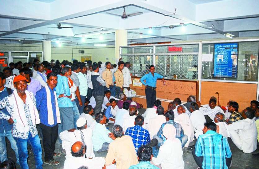 bank subsidy सरकारी विभागों ने बेचे मकान, बैंक लोन के बाद अब सब्सिडी के लिए लोग लगा रहे महीनों चक्कर