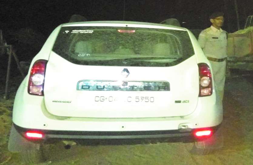 पीडब्ल्यूडी के लेखा अधिकारी की चोरी हुई डस्टर कार झाडिय़ों में मिली पीडब्ल्यूडी के लेखा अधिकारी की चोरी हुई डस्टर कार झाडिय़ों में मिली