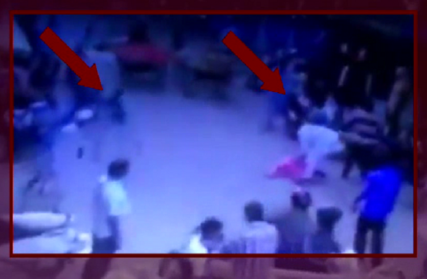 Delhi women brutally beaten brother-in-law's sons on road watch video वीडियो: 3 भाइयों के झगड़े में जा कूदी बीवी, फिर भतीजों ने बीच सड़क पर किया ऐसा हाल