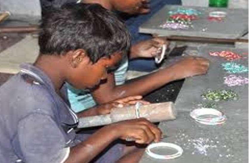 Three child labor free from bangles factory चूड़ी कारखाने से तीन बालश्रमिक मुक्त