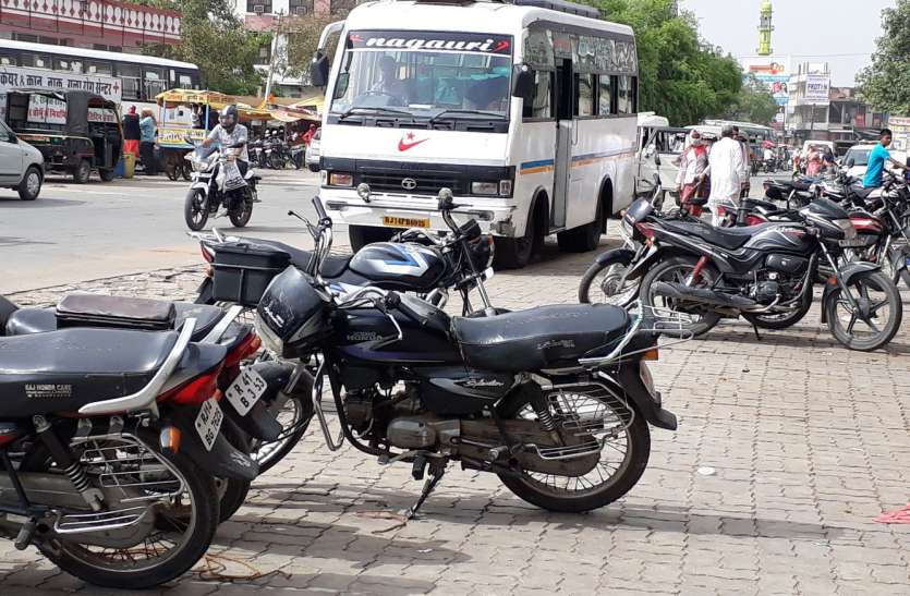 Traffic arrangement in chomu, No Parking मनमर्जी की पार्किंग...जहां चाहा, खड़ा कर दिया वाहन