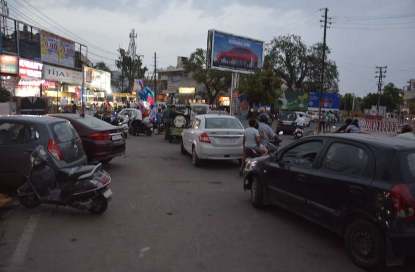 Officers ignoring encroachment at nangli circle alwarOfficers ignoring encroachment at nangli circle alwar नंगली सर्किल पर चल रहा बड़ा खेल, आला अफसर गुजरते हैं, अतिक्रमण देख मुंह मोड़ लेते हैं