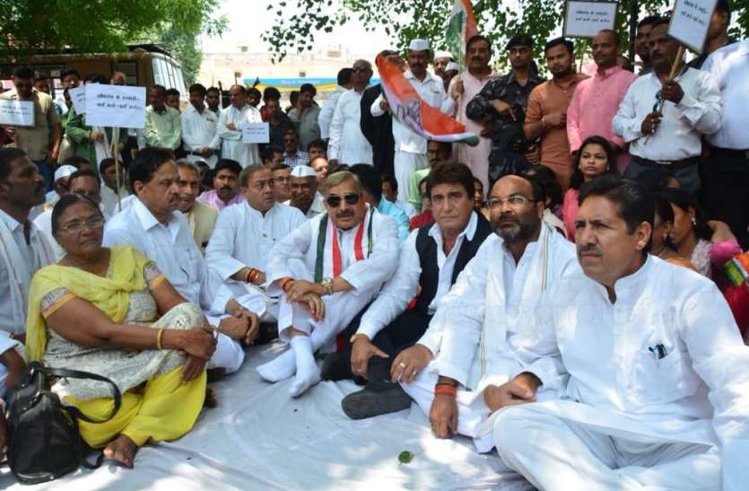 congress कर्नाटक के राज्यपाल के विरोध में कांग्रेस का प्रदर्शन, राजबब्बर ने दिया बड़ा बयान