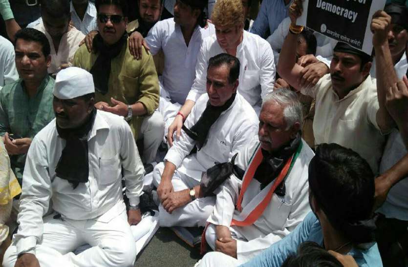 congress Video: राजभवन की सुरक्षा में बड़ी चूक, कांग्रेसियों ने किया जमकर प्रदर्शन