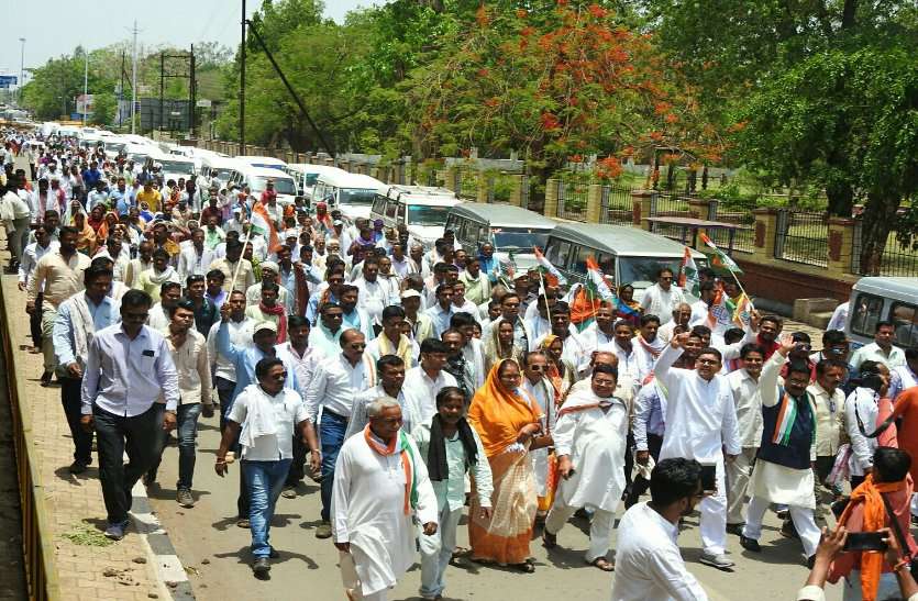 patrika Bhilai राहुल गांधी के संवाद के लिए रविशकंर स्टेडियम में जिलेभर के कार्यकर्ता पहुंच रहे