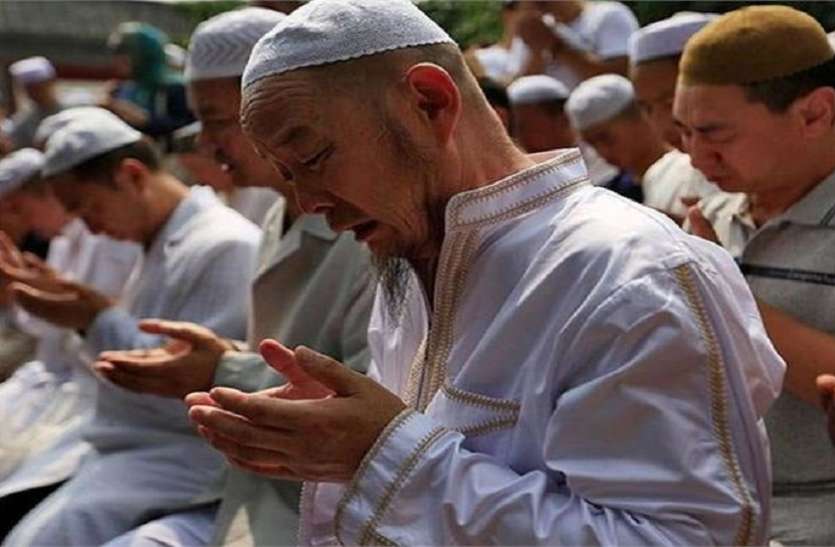 muslim people चीन में मुसलमानों को जबरदस्ती खिलाया जा रहा है वर्जित मांस और शराब, रिपोर्ट में हुआ खुलासा