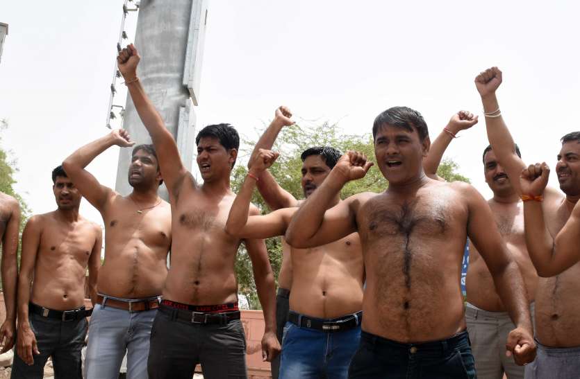Display वरिष्ठ शिक्षकों ने किया शिक्षा निदेशालय पर अद्र्धनग्न प्रदर्शन