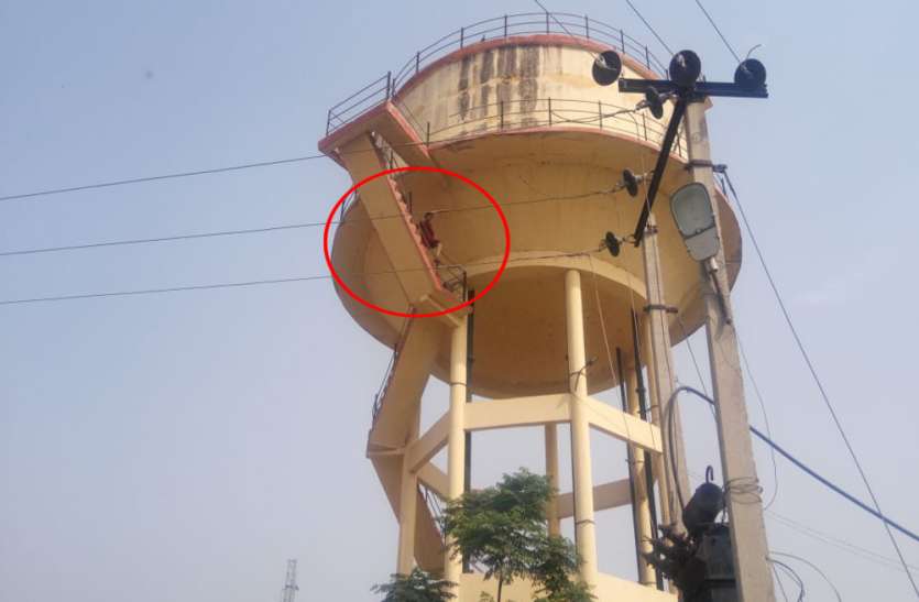 etawah फिल्म शोले की तरह चढ़ गई पानी की टंकी पर .. इस वजह से देना चाहती है जान