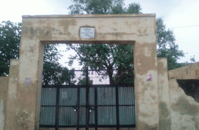 District administration proceeded against schools running unrecognized शिक्षा के बुनियादी ढाँचे को घुन की तरह चाल रहे प्राइवेट स्कूलों पर तालेबंदी जारी