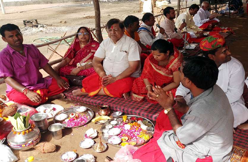 Ganapati worship वैदिक मंत्रोच्चार के पठन से गूंज उठा देवली बोरड़ा गणेश मन्दिर परिसर, पुरुषोत्तम माह में हो रहा विश्वशांति यज्ञ का आयोजन