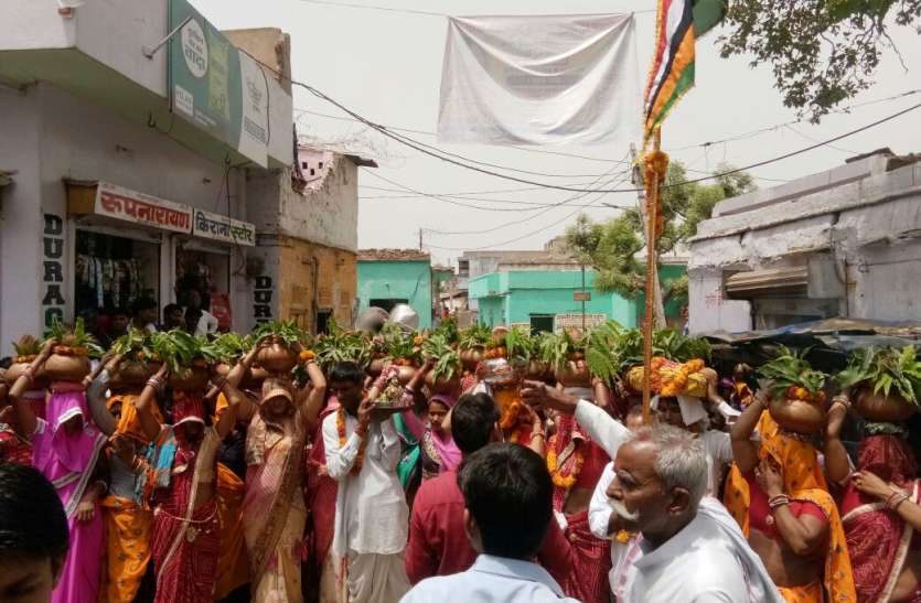 kalash yatra श्रीगोपाल महायज्ञ की शुरुआत पर कलश यात्रा निकाली