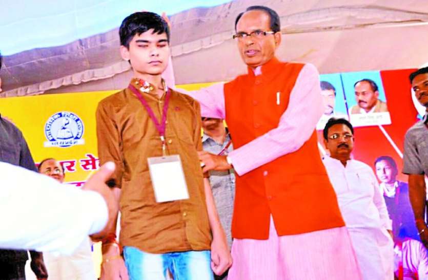 blind akshat किसी भी कोचिंग ने अक्षत को नहीं दिया था एडमिशन, मेरिट में आया दूसरा स्थान