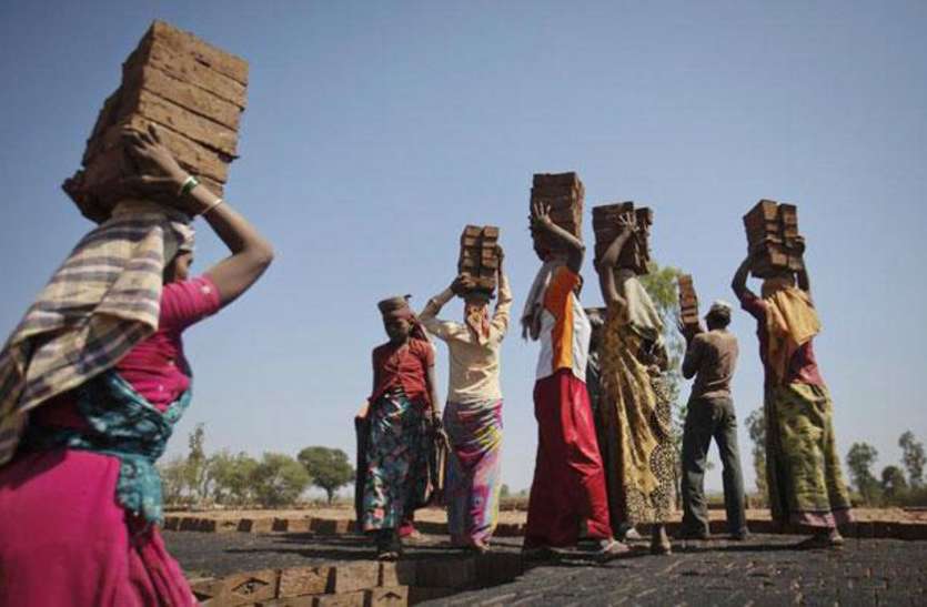 Poultryfarm worker death पोल्ट्रीफॉर्म के मलबे में दबा मजदूर, मौत