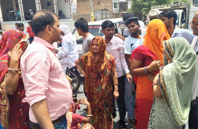 Women jumped on the highways, on the highway महिलाएं उतरी सड़कों पर, हाइवे पर जाम