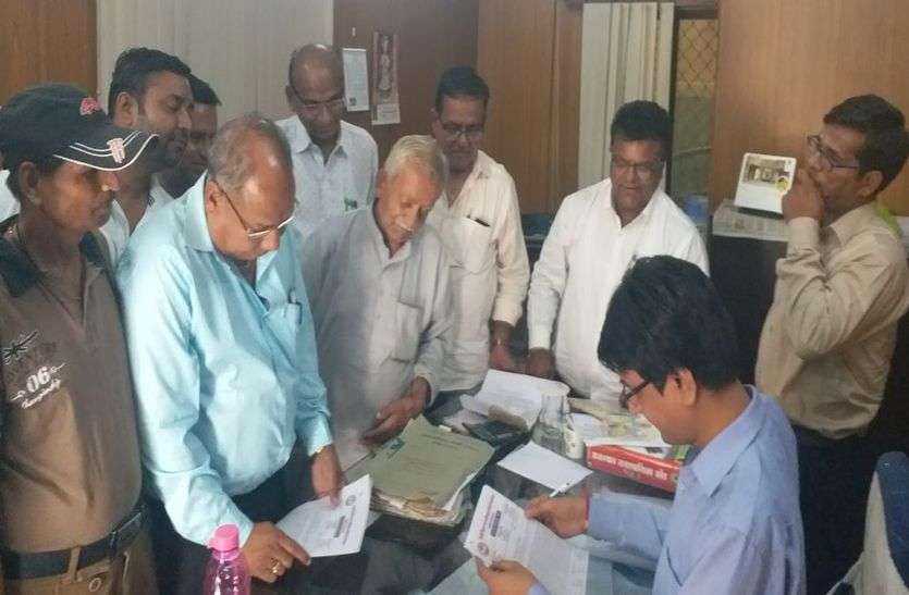 मारपीट प्रकरण मारपीट प्रकरण : नगर परिषद कर्मियों की चेतावनी, दुकान की लीज नही हुई रद्द तो कार्मिकों के साथ अधिकारी भी करेंगे पेन डाउन हड़ताल पर....