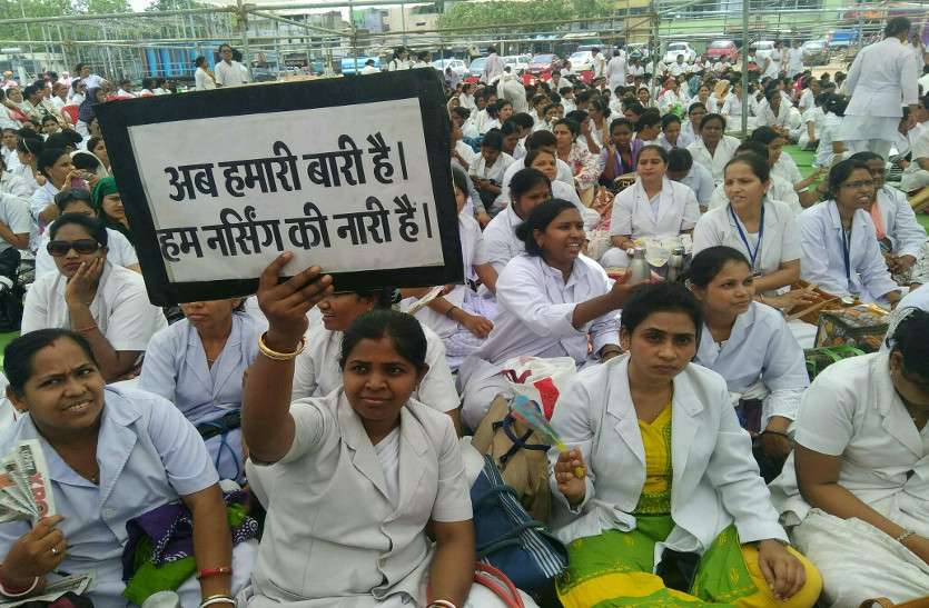 स्टॉफ नर्सेस की हड़ताल शुरू, अस्पताल में भर्ती मरीज अब भगवान भरोसे, जानिए क्यों खफा हैं ये नर्सेस... स्टॉफ नर्सेस की हड़ताल शुरू, अस्पताल में भर्ती मरीज अब भगवान भरोसे, जानिए क्यों खफा हैं ये नर्सेस...