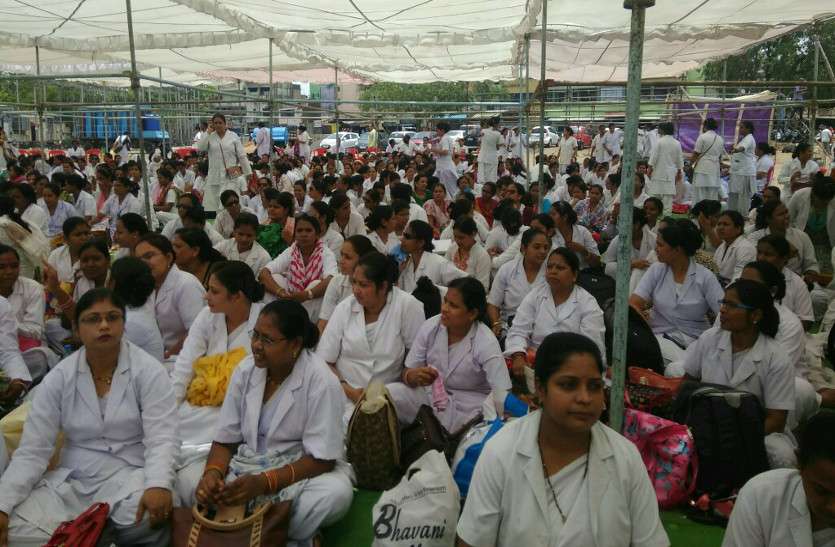 स्टॉफ नर्सेस की हड़ताल शुरू, अस्पताल में भर्ती मरीज अब भगवान भरोसे, जानिए क्यों खफा हैं ये नर्सेस...