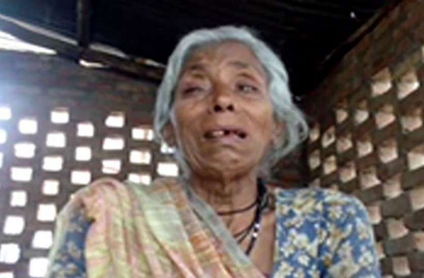 Aadhaar card जिंदगी की जंग में मिटी हाथों की लकीरें, आधार कार्ड ने निवाले के लिए कर दिया मोहताज