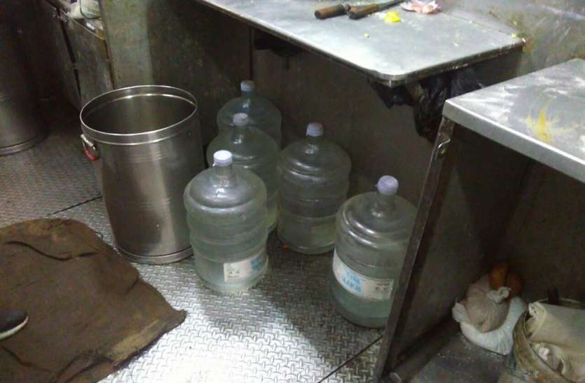 indore मालवा में नहीं लगी आरओ मशीन, जार से चल रहा काम