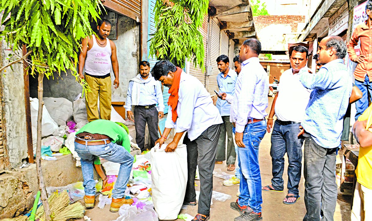 Over Rs 8 lakh polythene seized आठ लाख से ज्याद की पॉलीथिन जब्त