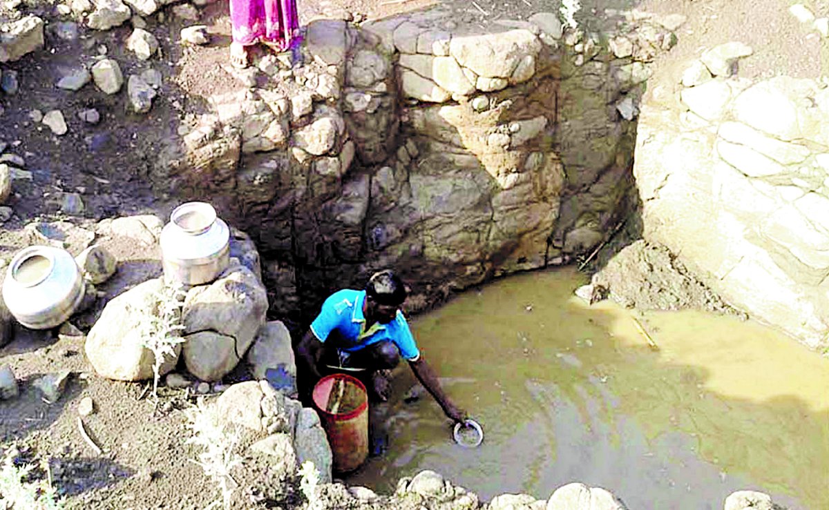 Water crisis: deteriorating situation in rural areas पाताल पहुंचा पानी: मवेशियों का हक छीनकर बुझानी पड़ रही प्यास