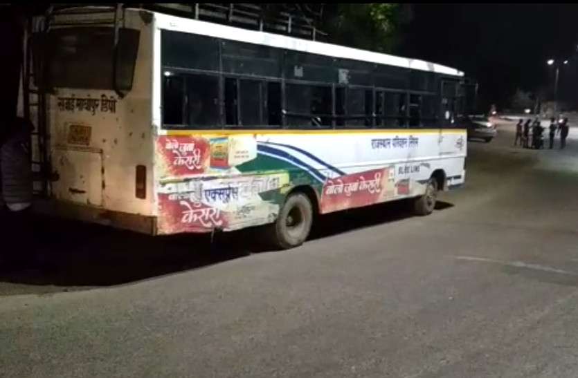 rajasthan roadways ... आैर अचानक रात में ही राेकनी पड़ी रोडवेज बस, सवारियां रह गर्इ हक्की-बक्की