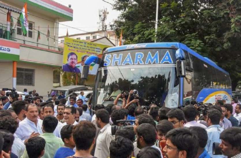 karnataka drama कर्नाटक: कांग्रेस और जेडीएस को अपने विधायकों से ज्यादा 'शर्मा जी' की बस पर क्यों है भरोसा