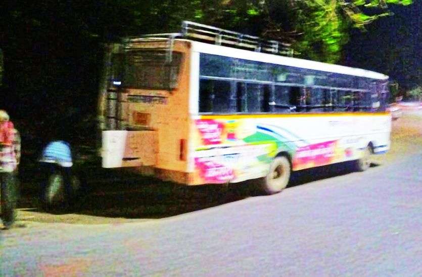 खड़ी रोजवेज की खराब बस। रास्ते में रोडवेज का निकला दम