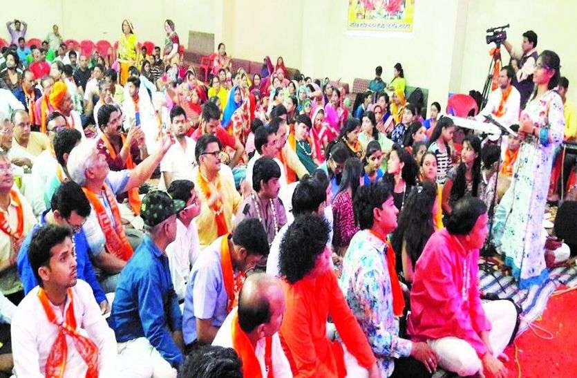 प्रस्तुति देते कलाकार। देर रात तक बही भजनों की सरिता,त्रिनेत्र गणेश जागरण