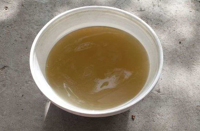 dirty and smelly water शहर में नलो से हो रही एेसे बदबूदार पानी की आपूर्ति, पीना तो दूर कपड़े धोना भी मुश्किल...