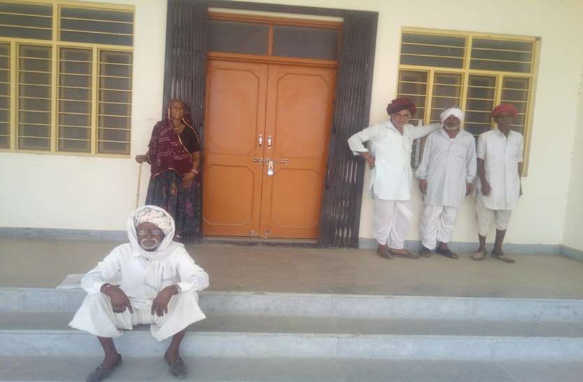 Sub-divisional office कर्मचारियों की लापरवाही से भटक रहे ग्रामीण, समय पर नही खुलता उपतहसील कार्यालय का ताला, शिकायत के बाद भी नही हो रही कार्रवाई